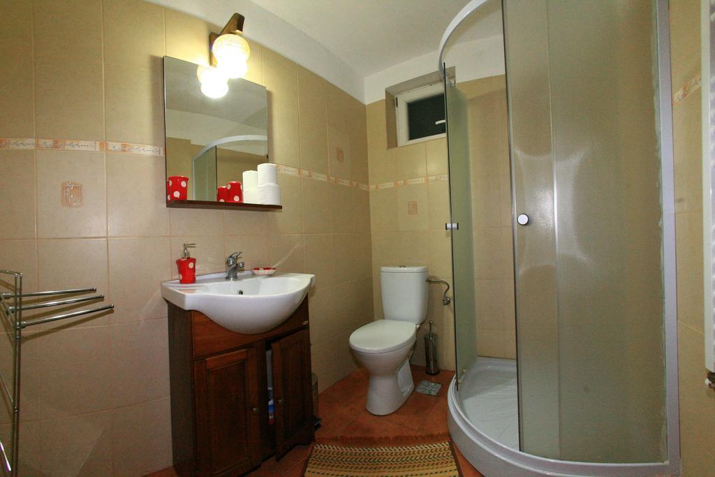 Cuibul Salamandrelor Hotel Várhely Szoba fotó